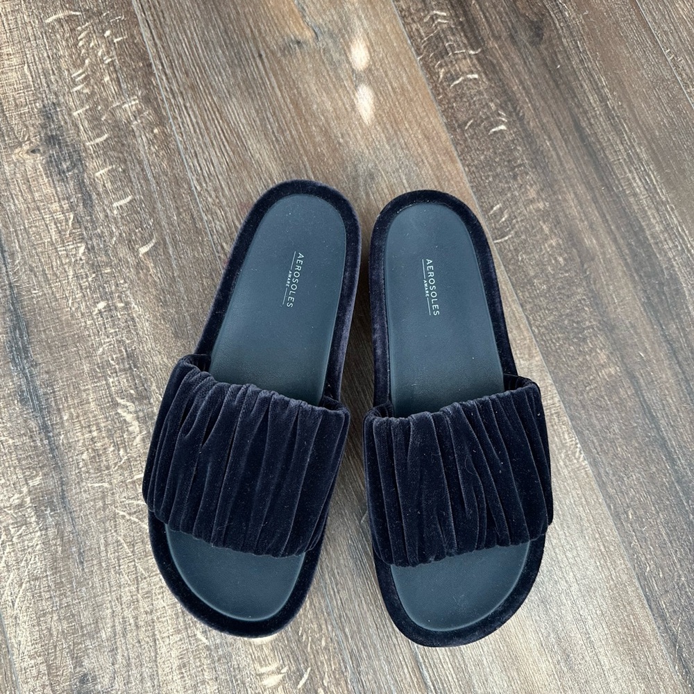 AEROSOLES navy crushed velvet slides size 8